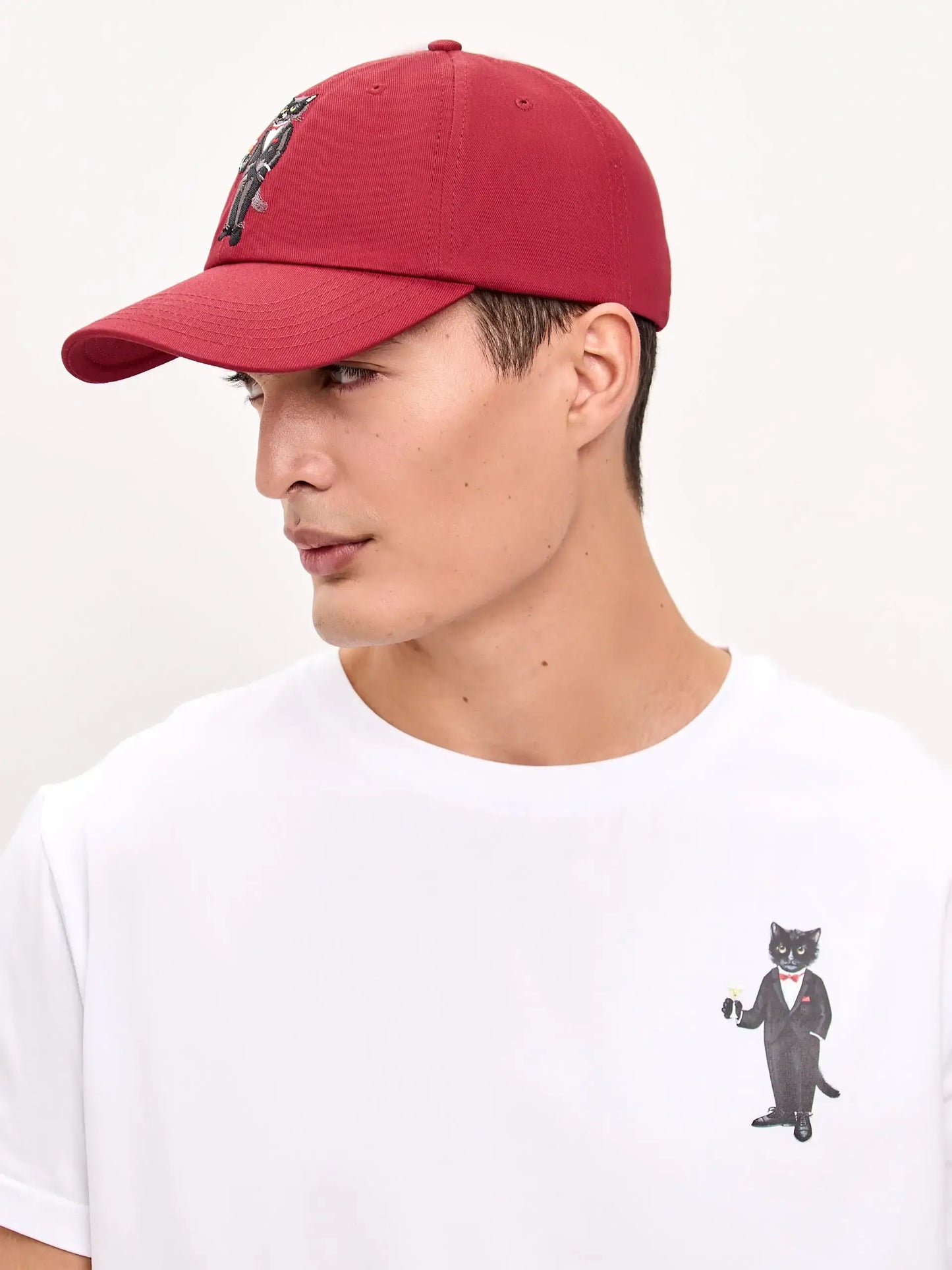 Set: men’s white T-shirt with a mini print of a DANDY CAT and a dark red cap with Cat embroidery