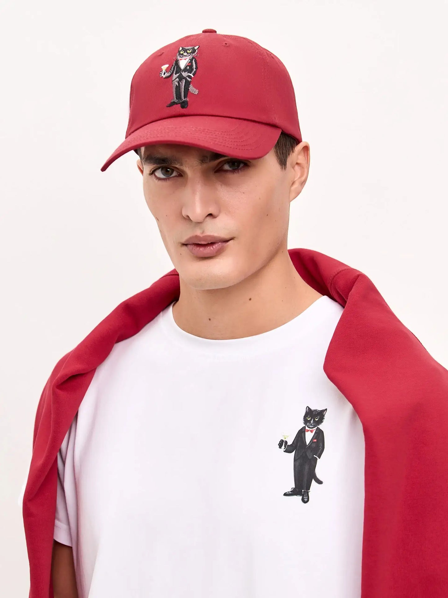 Set: men’s white T-shirt with a mini print of a DANDY CAT and a dark red cap with Cat embroidery