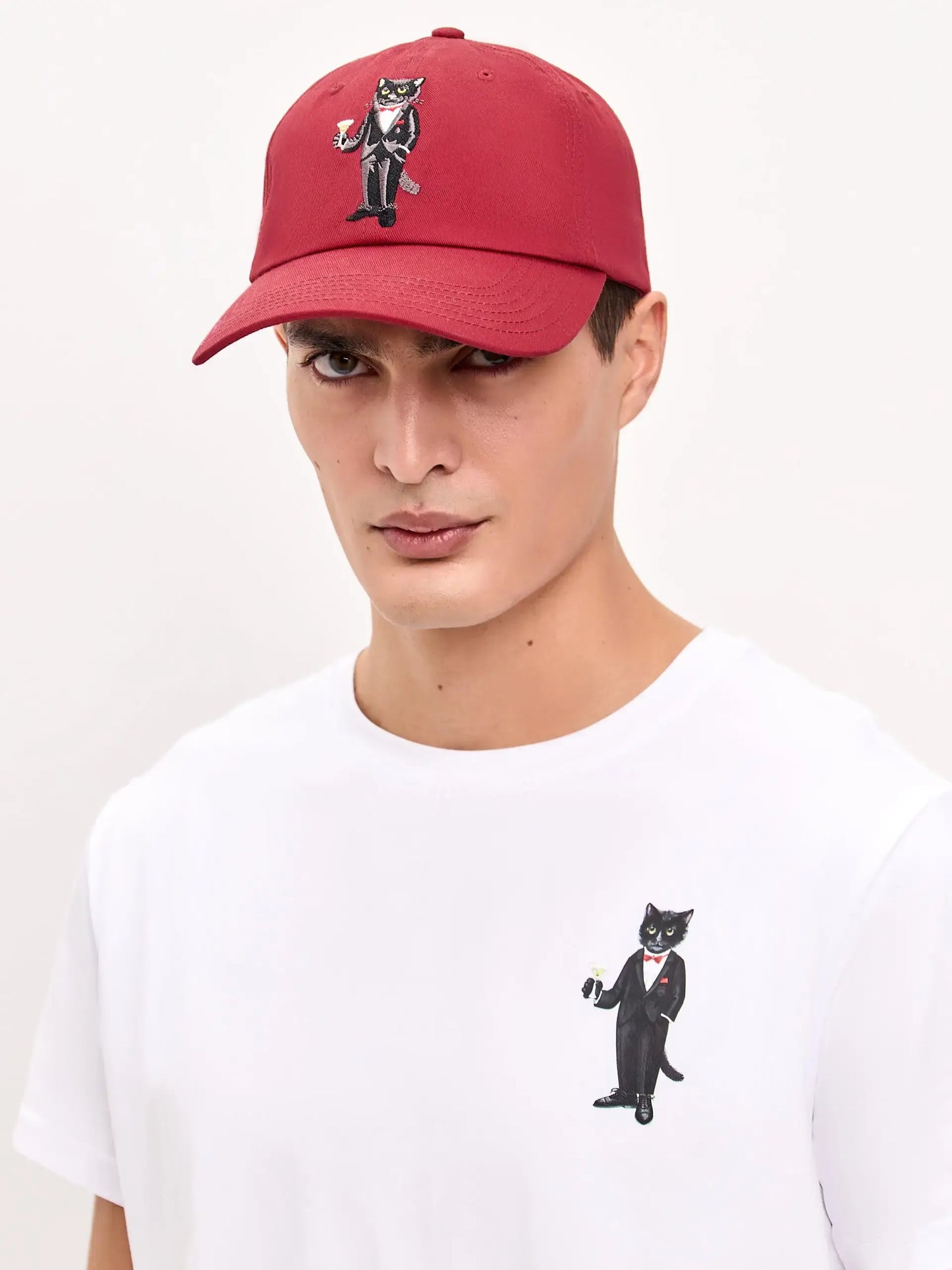 Set: men’s white T-shirt with a mini print of a DANDY CAT and a dark red cap with Cat embroidery